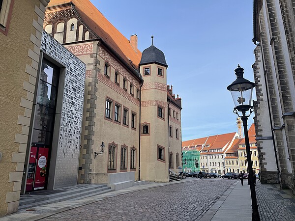 Zum ersten Mal einen Blick durch die „Silberne Pforte“ in den neuen Ergänzungsbau werfen. Damit lockt am Bergstadtfest-Sonnabend und -Sonntag das Stadt- und Bergbaumuseum Freiberg und lädt zum Tag der offenen Baustelle ein (Foto: Stadt- und Bergbaumuseum Freiberg/Anne Büning).