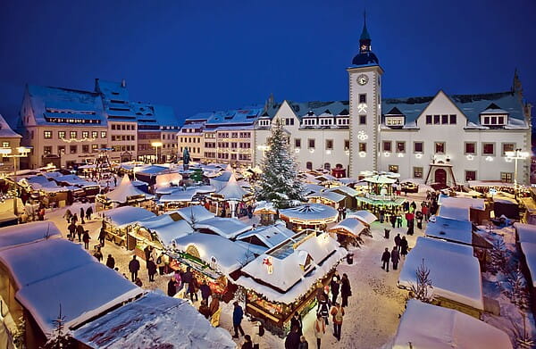 Obermarkt_Winter_Rathaus_weiss_klein_C_SilberstadtFreiberg__RalfMenzel.jpg